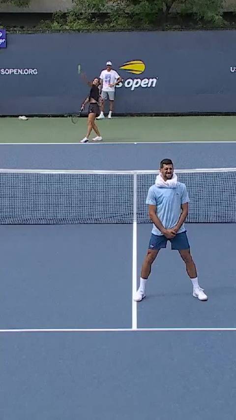 回顾萨巴伦卡和德约科维奇的发球训练小游戏 危险动作，请勿模仿！