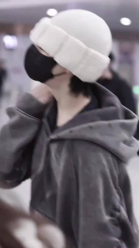 陈奕恒请坚定选择自己，选择我们！我们永远是你最坚强的后盾