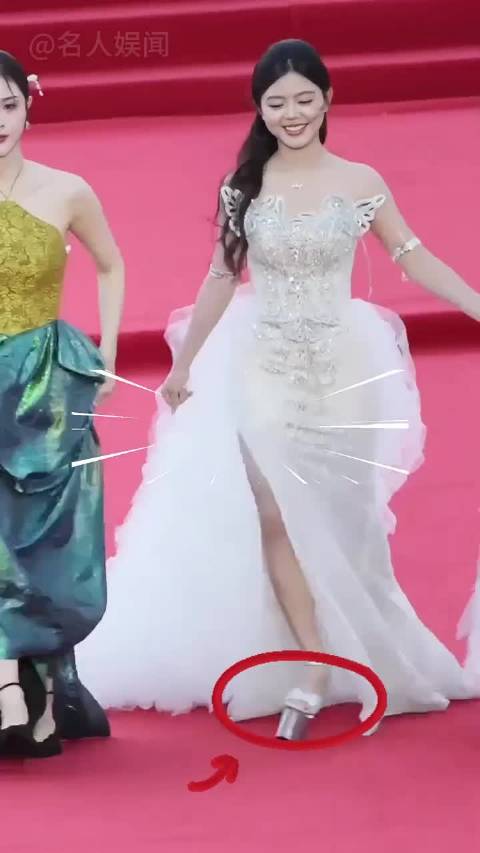 高跟鞋硬控女星，热巴高跟断裂，关晓彤双脚勒变形，万茜现场脱鞋 关晓彤