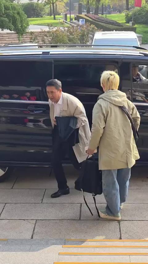 张嘉译美婷同框出席活动