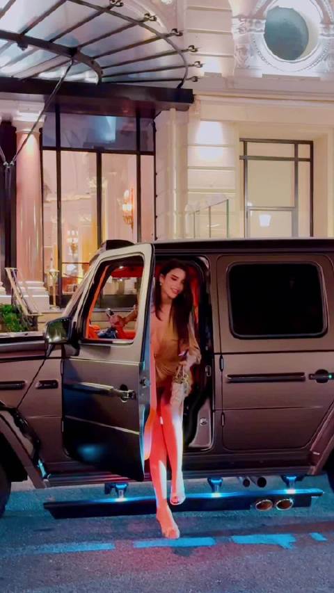 当你觉得今天穿得很隆重时，别忘了摩纳哥有女生穿着比基尼去赶下一场派对