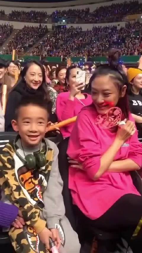 陈小春演唱会现场，老婆儿子现场互动