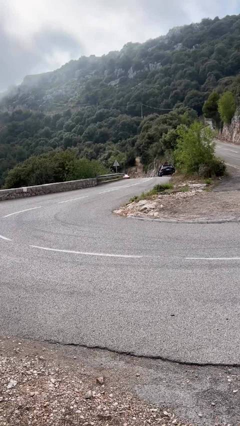 法拉利F40山路漂移，这车主心也够大的