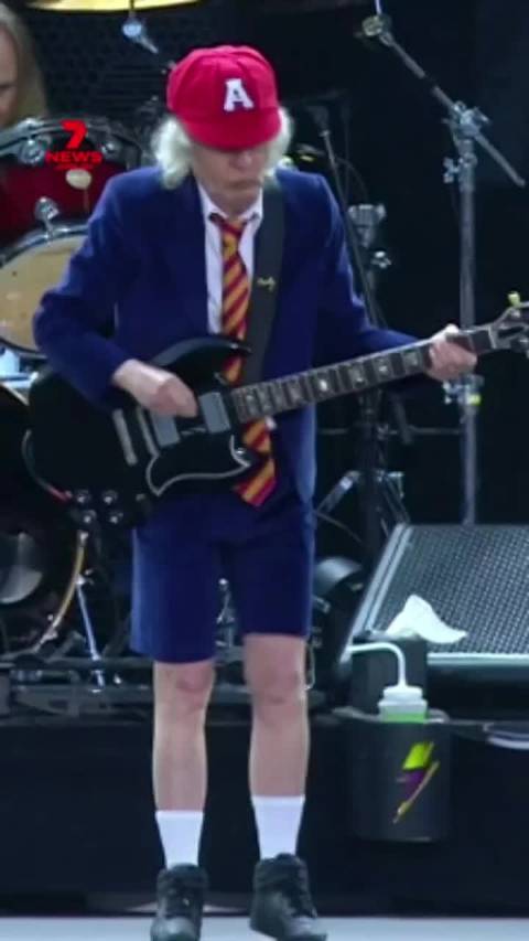 AC/DC阿德莱德赛车总决赛惊喜表演创10万观众纪录