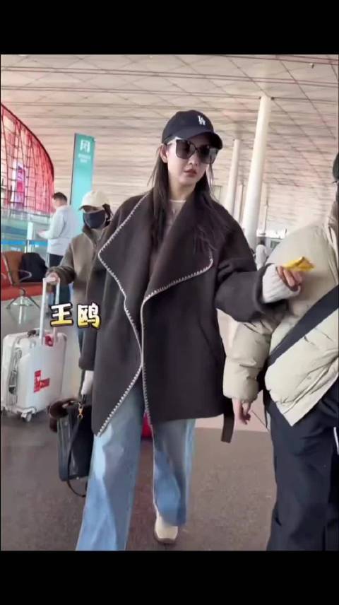 王鸥出发前忘记看北京的天气了，提醒粉丝注意保暖，她这穿搭在北京有点冷！