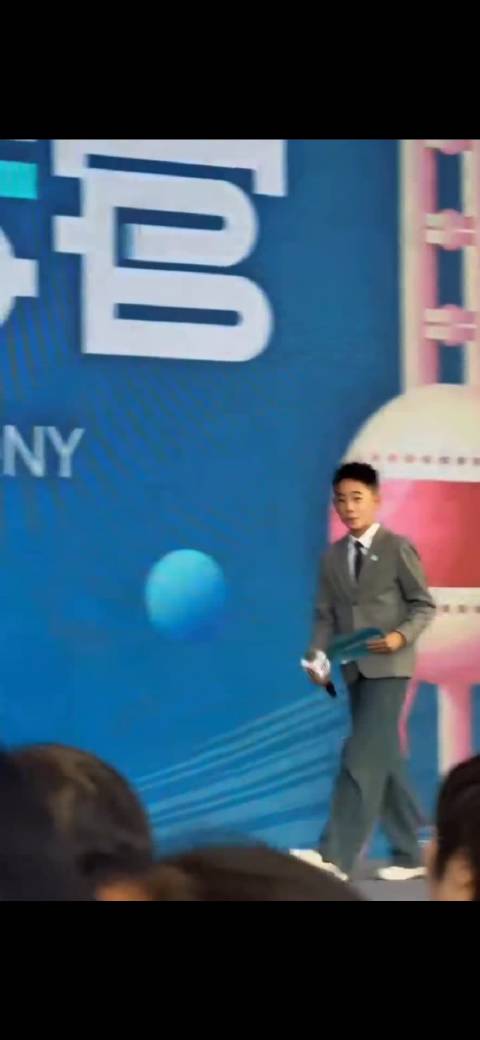 陈小春应采儿大儿子主持小儿子欢呼