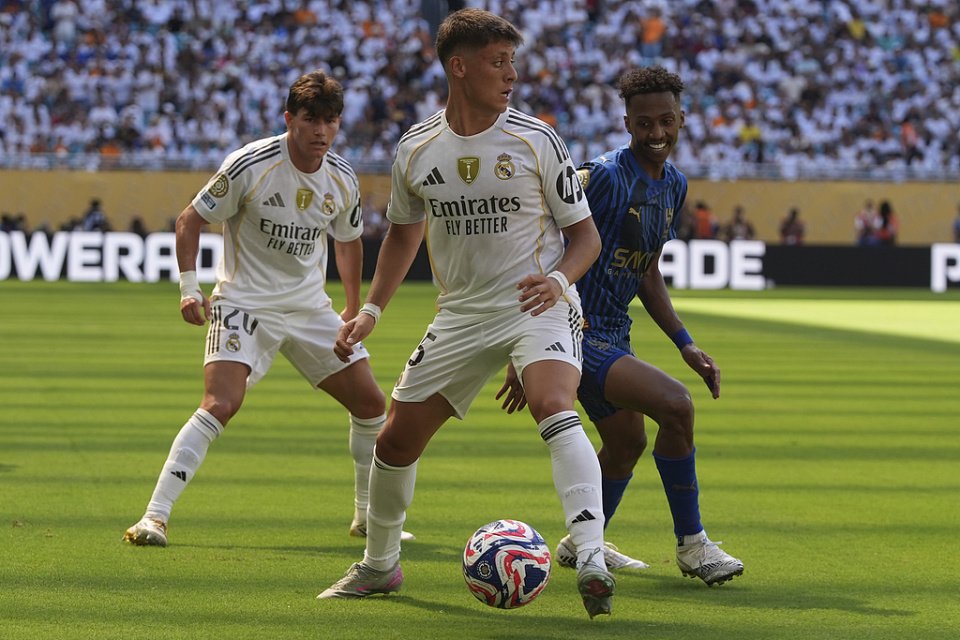 为了一人，废掉两人？皇马硬凑中场三巨头，攻防全乱套