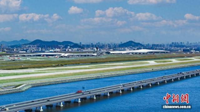 深圳机场三跑道。邝颖瑄 摄