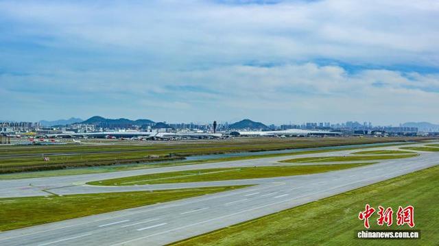 深圳机场三跑道。邝颖瑄 摄