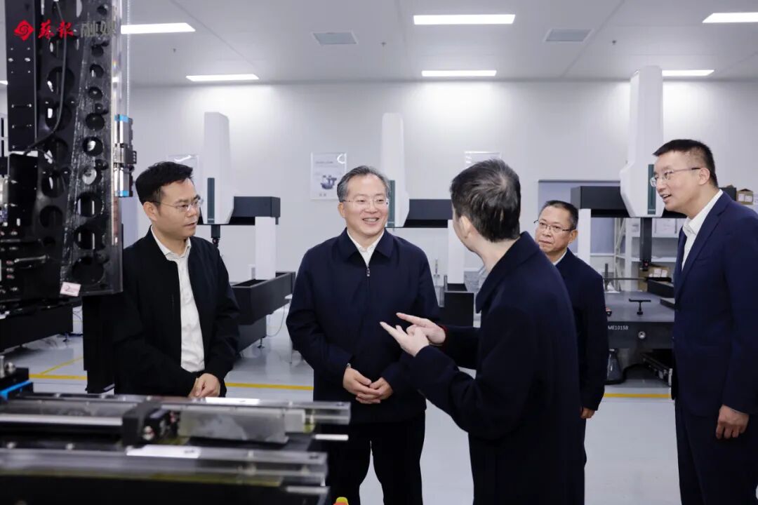 天准科技车间，范波了解企业技术工艺、产业应用情况。