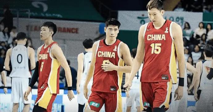 中国男篮惨败韩国队，仅一人可昂首离开，得分最高，拼到受伤崴脚