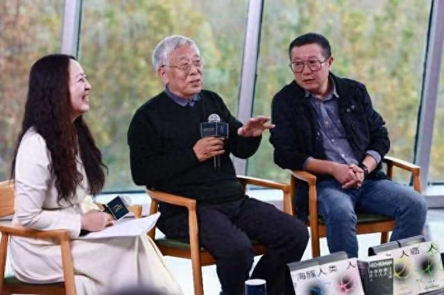 王晋康(中)刘慈欣(右)对谈现场图。主办方供图