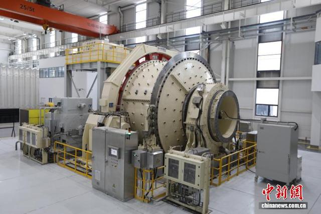 图为实验室内直径5.5×2.4米四点啮合半自磨机实验平台。陈贵洋 摄