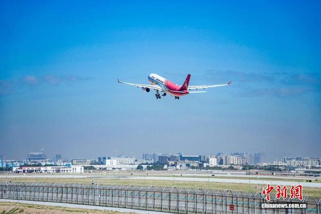 深圳机场三跑道投入使用。邝颖瑄 摄