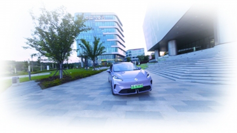 南京江北新区智能制造产业园“空铁竞速”