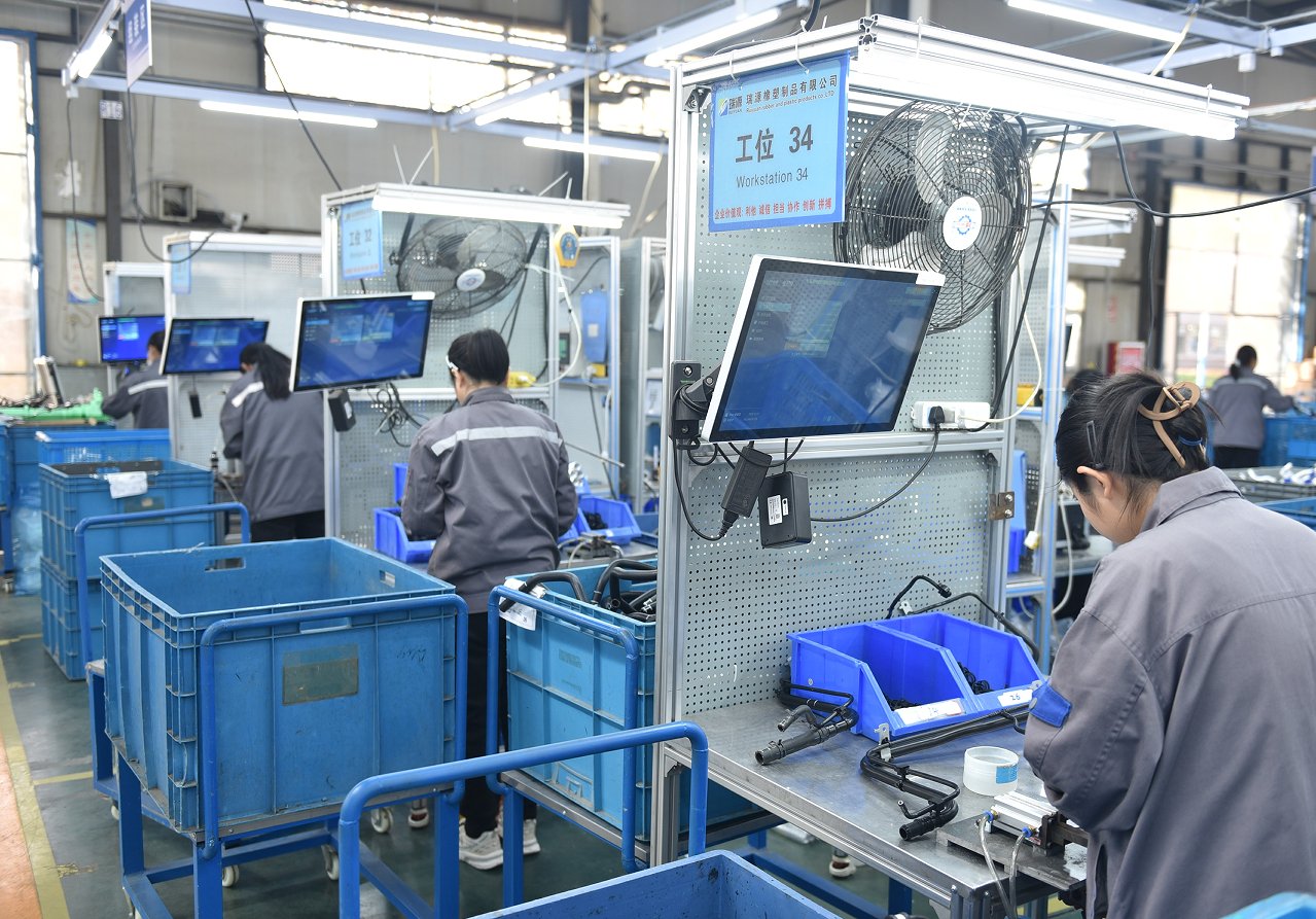 景县瑞源橡塑制品有限公司智能化车间内，各工序正在有条不紊的运行。 高雷 摄