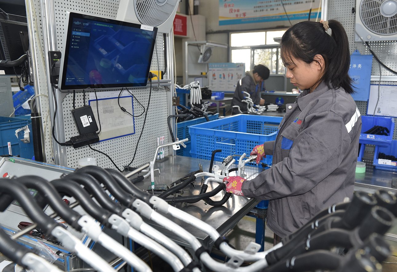 景县瑞源橡塑制品有限公司智能化车间内，各工位上安装的工控一体机，可帮助优化生产流程。 高雷 摄