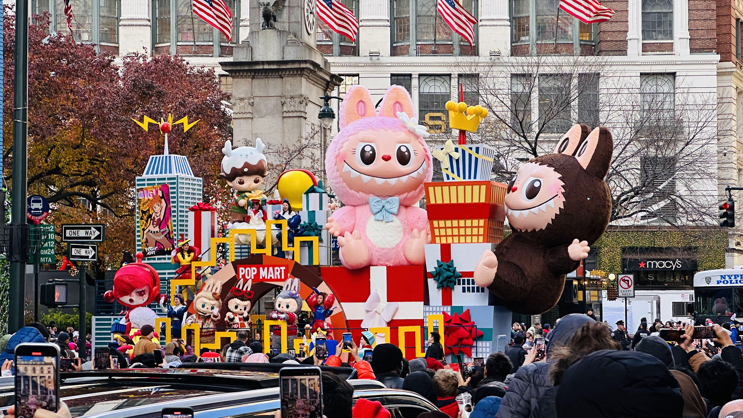 LABUBU再现世界级魅力 泡泡玛特多款IP亮相梅西感恩节花车