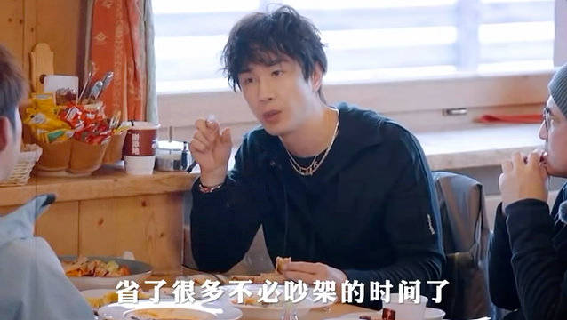 恋爱中主动报备编织安全感，成熟的爱是自觉而非被迫