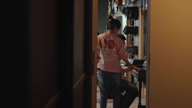 挪威录音室，萧敬腾和林有慧一起弹钢琴