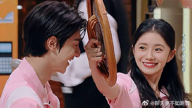 林一输了游戏，刘浩存迅速抵挡，不料却还是被泼一脸！