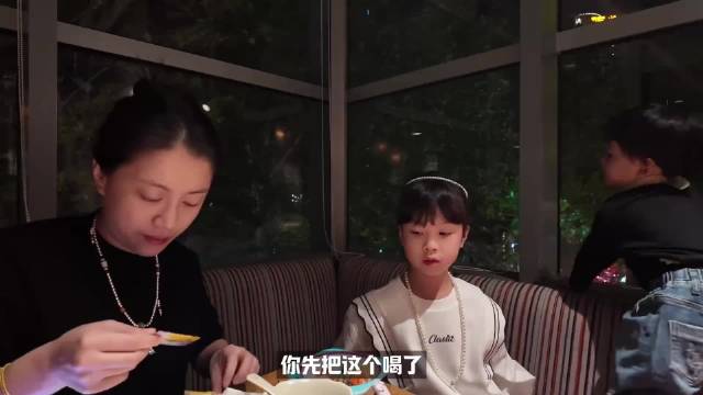 李嘉格离婚后专注事业带娃，新恋情曝光状态佳