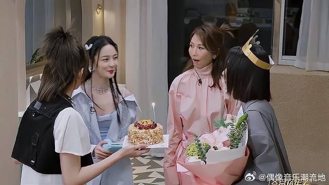 蔡少芬送王冠，刘惜君戴稳，生日快乐！