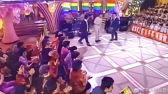 刘若英现场版《成全》，受不了张菲深情对视，中途多次笑场！