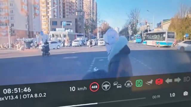 理想汽车AEB触发避免电动车闯红灯事故