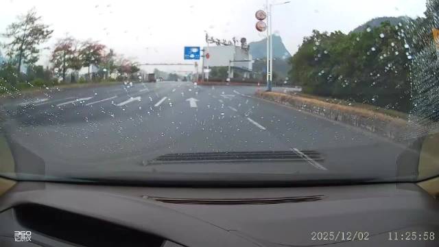 这车，雨天开出雪地漂移感！这要是高速上，可就危险了！