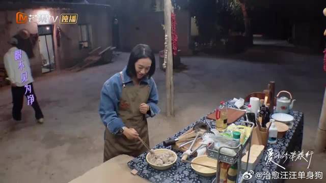 朱丹做饭状况百出，周一围赶紧来救场，好忙的样子