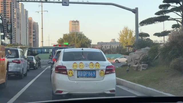 视频车司机欲将四车贴纸贴自己车上