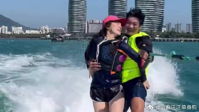 杜江霍思燕晒冲浪视频秀恩爱
