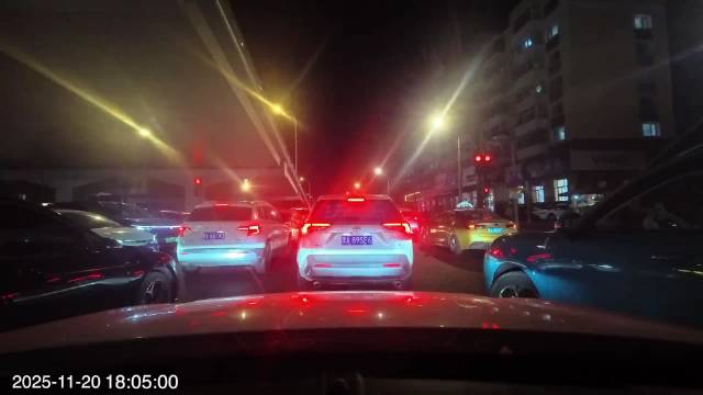 女的心里想旁边路虎挤半天了，你怎么不让他进来？