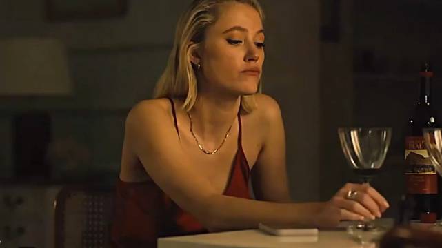 女人发现对面有个人影