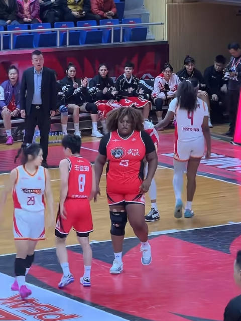 WCBA赛场上的推土机，武汉女篮的“奥尼尔”！真是一人持球，全场九人慌张了！
