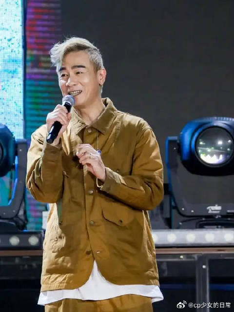 陈小春老婆应采儿真的好活泼，有这样的伴侣生活中肯定很开心