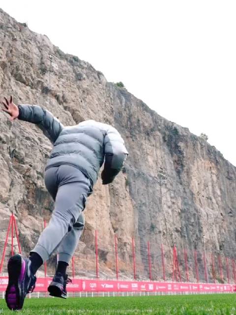 特博格在AS摩纳哥球队的运动表现中心，和梯队的小队员玩一下