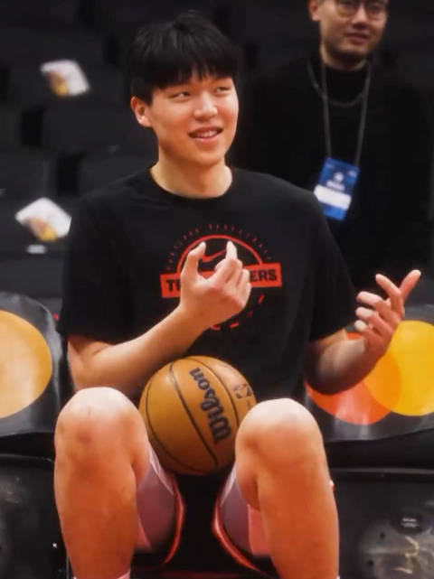 羞涩男孩！格兰特现场教学杨瀚森跳舞！