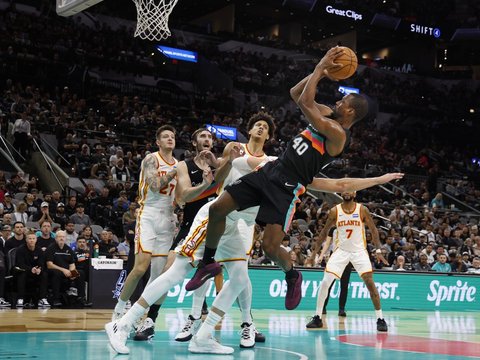 马刺6人上双擒老鹰！文班伤停福克斯26+9 沃克空砍38+8三分