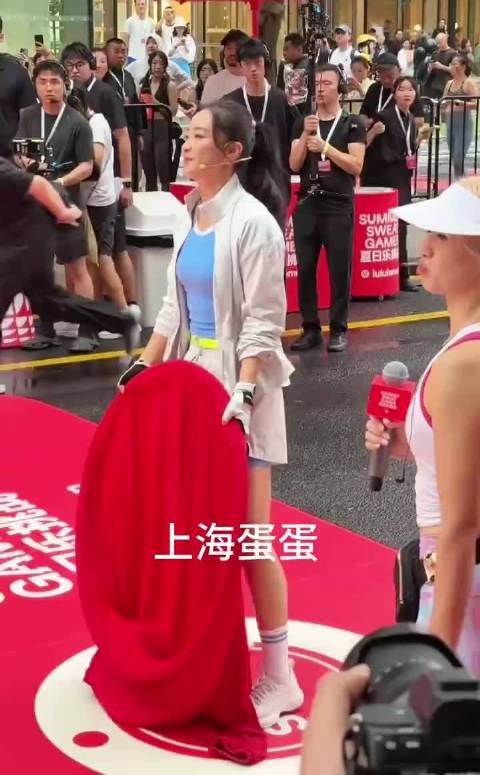 贾玲成功维持减肥成果，现比刚瘦时更苗条