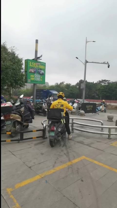 美团的科目三，不会漂移的一个月就走人，剩下的都是漂移大佬