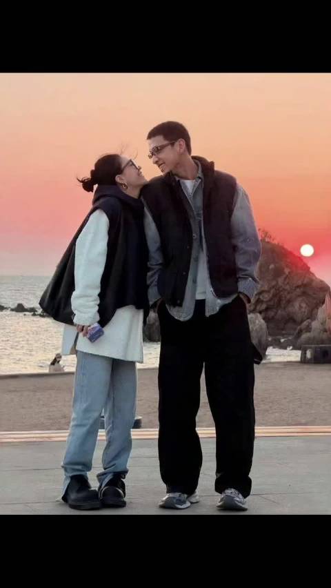 合照真的很甜很幸福，不管差了几岁吧，姐开心就好，祝福喽