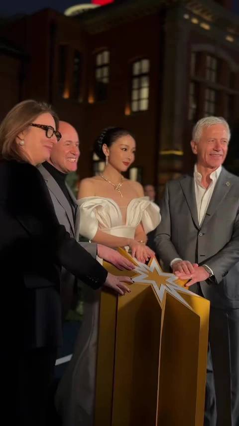 高叶佩戴宝格丽蛇形珠宝项链尽显冷艳贵气