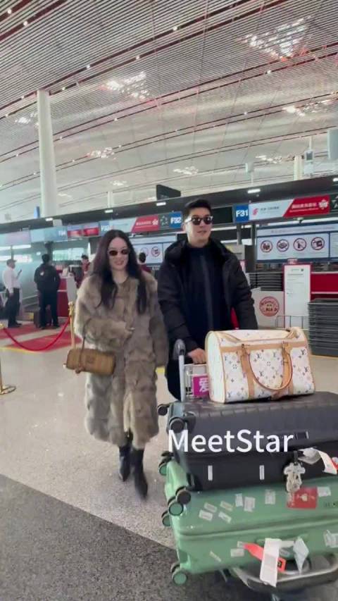 网友偶遇杜江霍思燕出游，霍思燕再穿皮草