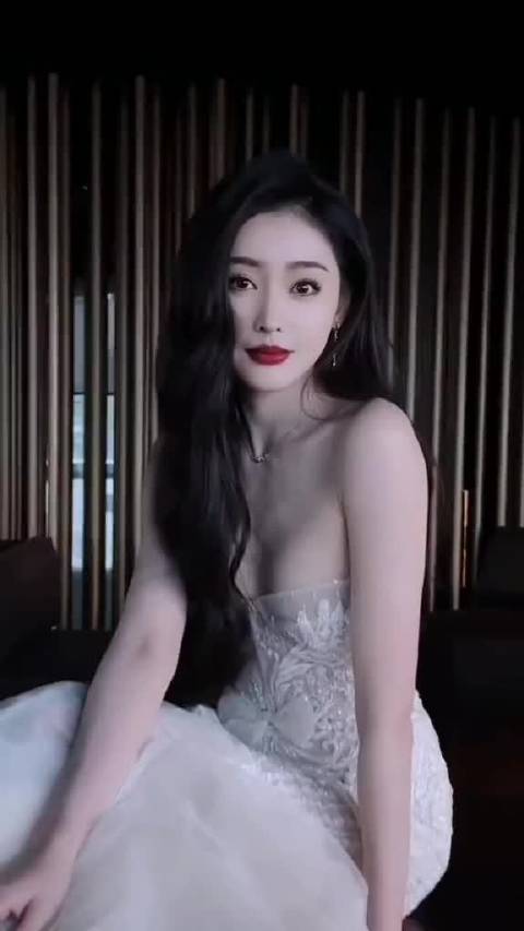 张天爱巴掌脸锁骨肩背线获赞颜值身材天花板