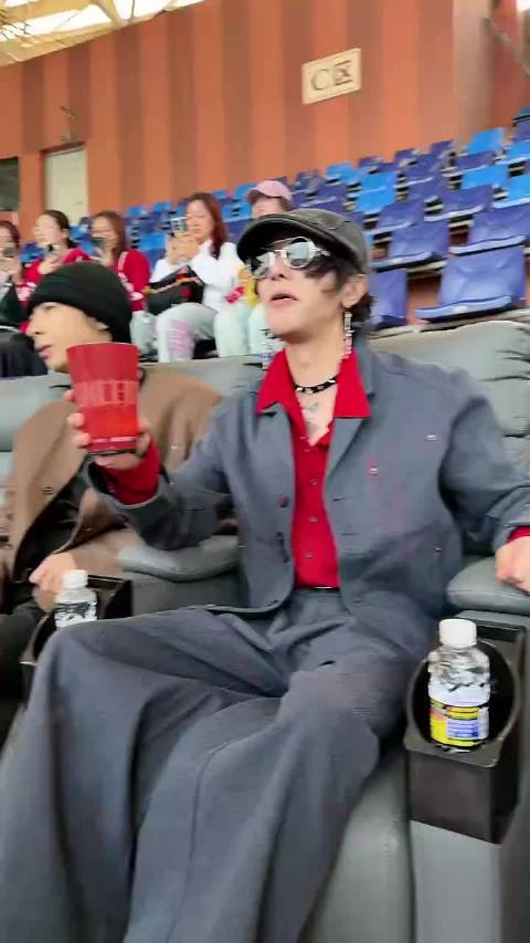 吸引观众体验赛车乐趣，多台高配赛车挑战观众感受极限