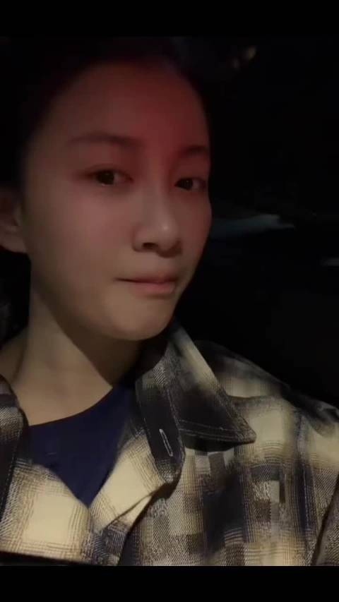 李嘉格说诶呀，捂嘴偷笑感觉嘴角快要压不住了，好好享受恋爱的快乐