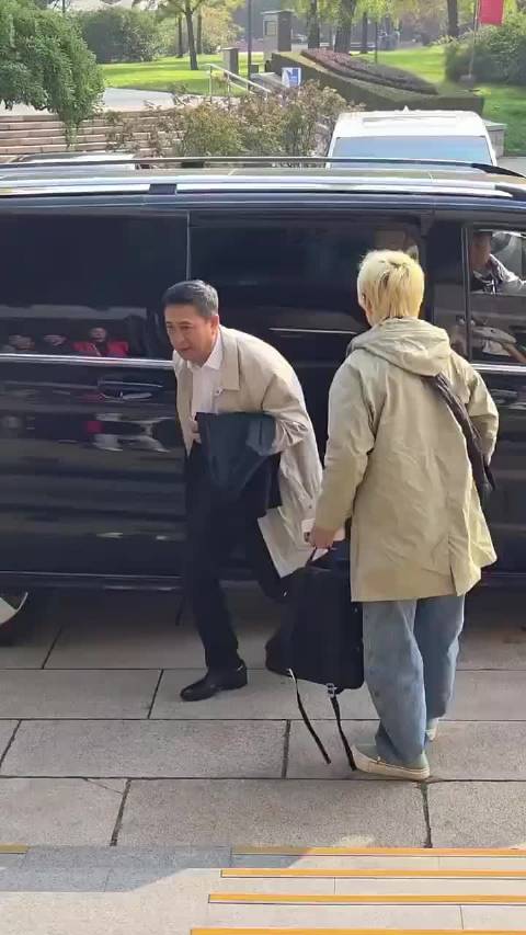 音乐一响，大叔登场！张嘉译、美婷同框出席活动，两个优秀的好演员