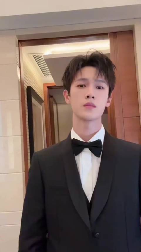 李昀锐西装版抖肩舞来也！